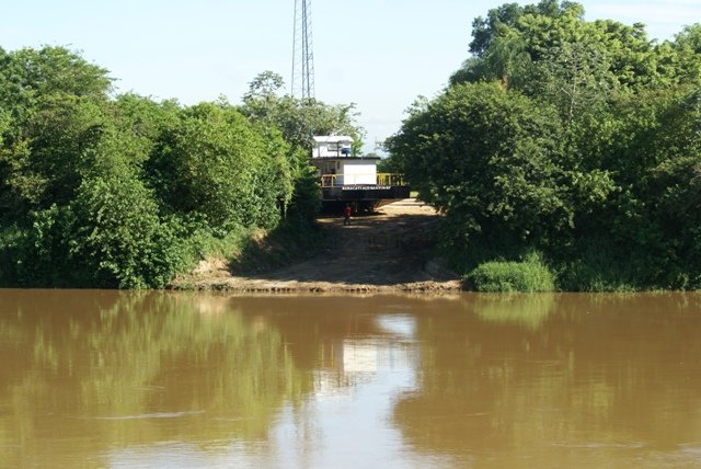 foto de uma balsa no rio